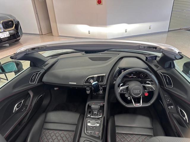 Ｒ８ Ｖ１０クーペパフォマンス５．２ＦＳＩクワトロ　４ＷＤ　バング＆オルフセンオーディオ・ファインナッパレザースポーツシートリアビューカメラ・・セラミックブレーキグロスレッド・アウディパーキングシステム（28枚目）