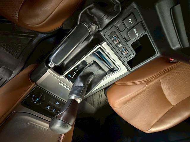 ランドクルーザープラド TX Lパッケージ 70thアニバーサリーリミテッド ディーゼルターボ 4WD 7人乗・デジタルインナーミラー・ブラインドスポットモニター・シートヒーター&クーラー・スペアキー(33枚目)