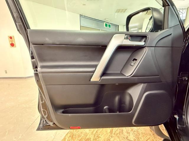 ランドクルーザープラド ＴＸ　Ｌパッケージ　マットブラックエディション　ディーゼルターボ　４ＷＤ　７人乗・メーカーナビ・３６０度カメラ・ウッドコンビステアリング・デジタルインナーミラー（55枚目）