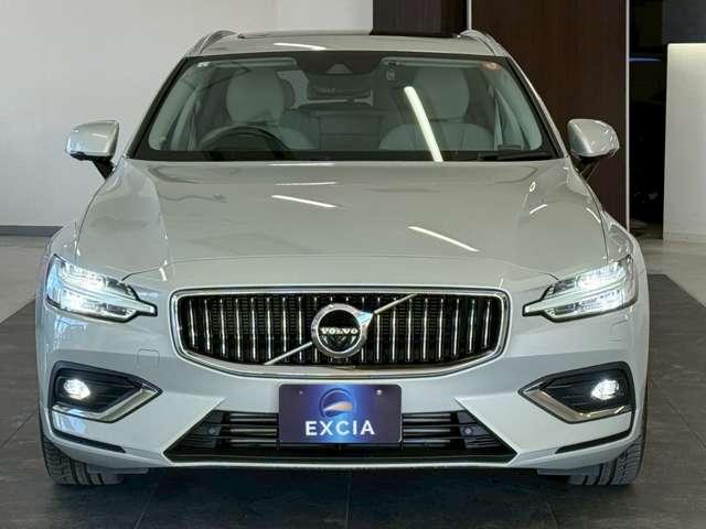 Ｖ６０ Ｔ５　インスクリプション　ハーマンカードン・パノラミックスライディングルーフ・白革シート＆ヒーター＆クーラー・ＢＳＭ・ＨＵＤ・レーンアシスト・全方位カメラ・社外デジタルインナーミラー・前後ドラレコ内臓・前席マッサージ付（7枚目）