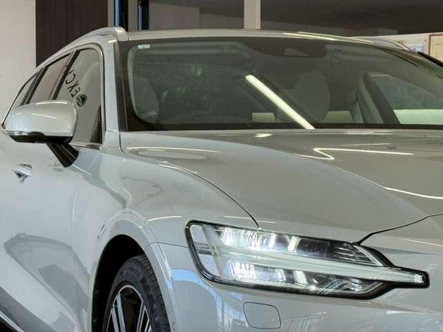 Ｖ６０ Ｔ５　インスクリプション　ハーマンカードン・パノラミックスライディングルーフ・白革シート＆ヒーター＆クーラー・ＢＳＭ・ＨＵＤ・レーンアシスト・全方位カメラ・社外デジタルインナーミラー・前後ドラレコ内臓・前席マッサージ付（17枚目）