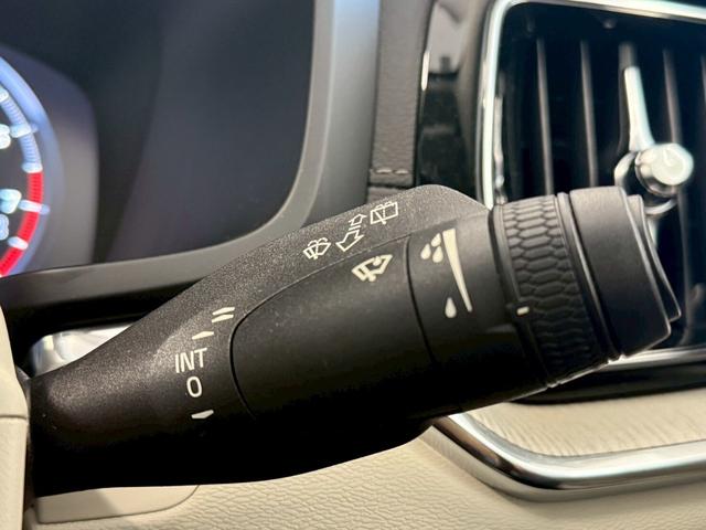 Ｖ６０ Ｔ５　インスクリプション　ハーマンカードン・パノラミックスライディングルーフ・白革シート＆ヒーター＆クーラー・ＢＳＭ・ＨＵＤ・レーンアシスト・全方位カメラ・社外デジタルインナーミラー・前後ドラレコ内臓・前席マッサージ付（29枚目）