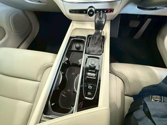 Ｖ６０ Ｔ５　インスクリプション　ハーマンカードン・パノラミックスライディングルーフ・白革シート＆ヒーター＆クーラー・ＢＳＭ・ＨＵＤ・レーンアシスト・全方位カメラ・社外デジタルインナーミラー・前後ドラレコ内臓・前席マッサージ付（30枚目）