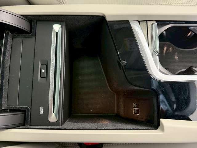 Ｖ６０ Ｔ５　インスクリプション　ハーマンカードン・パノラミックスライディングルーフ・白革シート＆ヒーター＆クーラー・ＢＳＭ・ＨＵＤ・レーンアシスト・全方位カメラ・社外デジタルインナーミラー・前後ドラレコ内臓・前席マッサージ付（31枚目）