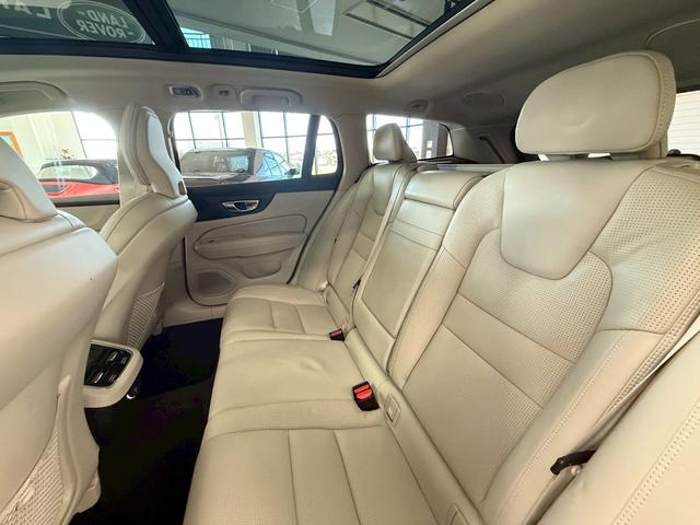 Ｖ６０ Ｔ５　インスクリプション　ハーマンカードン・パノラミックスライディングルーフ・白革シート＆ヒーター＆クーラー・ＢＳＭ・ＨＵＤ・レーンアシスト・全方位カメラ・社外デジタルインナーミラー・前後ドラレコ内臓・前席マッサージ付（46枚目）