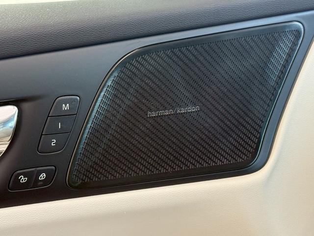 Ｖ６０ Ｔ５　インスクリプション　ハーマンカードン・パノラミックスライディングルーフ・白革シート＆ヒーター＆クーラー・ＢＳＭ・ＨＵＤ・レーンアシスト・全方位カメラ・社外デジタルインナーミラー・前後ドラレコ内臓・前席マッサージ付（52枚目）