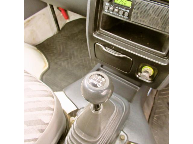 スペシャル 4WD MT 白 ラジオ付き(15枚目)