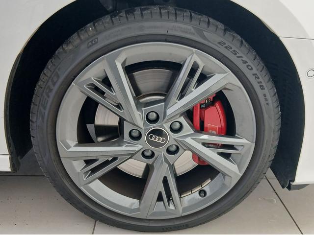 S3 スポーツバック ファインナッパレザー Bang & Olufsen 3Dサウンドシステム マトリクスLEDヘッドライト ダイナミックターンインディケーター プライバシーガラス カラードブレーキキャリパー レット(10枚目)