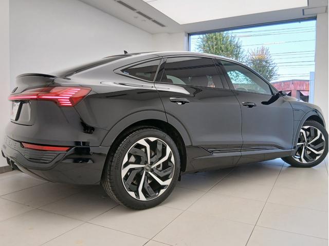 Ｑ８スポーツバック ｅ－トロン ５５ｅ－トロンクワトロ　Ｓライン　デジタルマトリクスＬＥＤヘッドライト　サイレンスパッケージバーチャルエクステリアミラー　インテリアパッケージ　アルミホイール　Ａｕｄｉ　ｒｉｎｇｓ　＆　ブラックスタイリングパッケージ（4枚目）