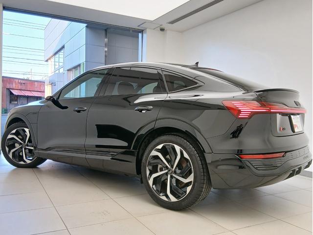 Ｑ８スポーツバック ｅ－トロン ５５ｅ－トロンクワトロ　Ｓライン　デジタルマトリクスＬＥＤヘッドライト　サイレンスパッケージバーチャルエクステリアミラー　インテリアパッケージ　アルミホイール　Ａｕｄｉ　ｒｉｎｇｓ　＆　ブラックスタイリングパッケージ（6枚目）