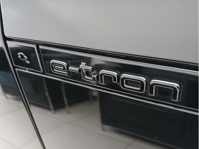 Ｑ８スポーツバック ｅ－トロン ５５ｅ－トロンクワトロ　Ｓライン　デジタルマトリクスＬＥＤヘッドライト　サイレンスパッケージバーチャルエクステリアミラー　インテリアパッケージ　アルミホイール　Ａｕｄｉ　ｒｉｎｇｓ　＆　ブラックスタイリングパッケージ（9枚目）