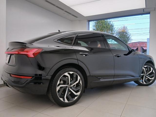 Ｑ８スポーツバック ｅ－トロン ５５ｅ－トロンクワトロ　Ｓライン　デジタルマトリクスＬＥＤヘッドライト　サイレンスパッケージバーチャルエクステリアミラー　インテリアパッケージ　アルミホイール　Ａｕｄｉ　ｒｉｎｇｓ　＆　ブラックスタイリングパッケージ（21枚目）