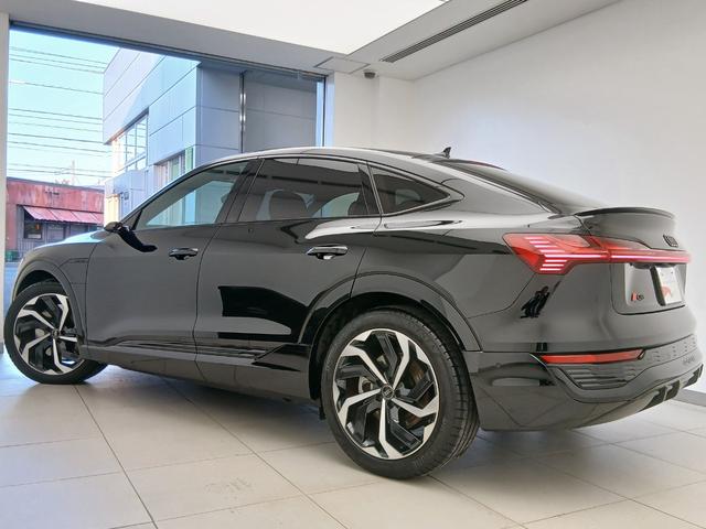 Ｑ８スポーツバック ｅ－トロン ５５ｅ－トロンクワトロ　Ｓライン　デジタルマトリクスＬＥＤヘッドライト　サイレンスパッケージバーチャルエクステリアミラー　インテリアパッケージ　アルミホイール　Ａｕｄｉ　ｒｉｎｇｓ　＆　ブラックスタイリングパッケージ（25枚目）