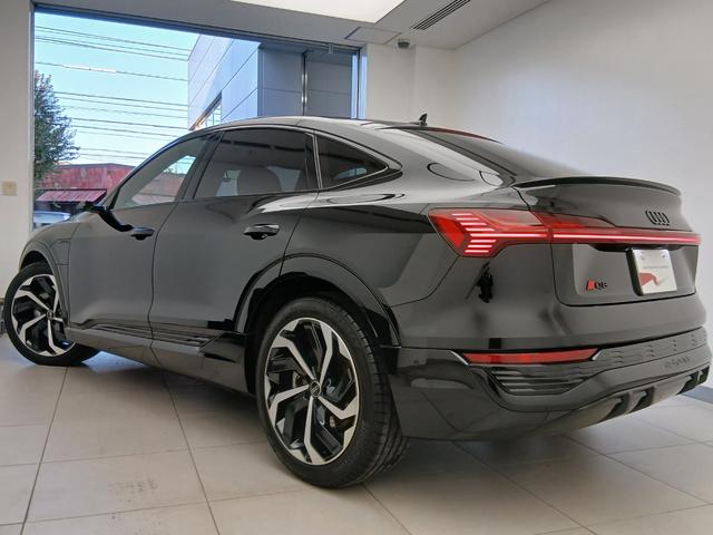 Ｑ８スポーツバック ｅ－トロン ５５ｅ－トロンクワトロ　Ｓライン　デジタルマトリクスＬＥＤヘッドライト　サイレンスパッケージバーチャルエクステリアミラー　インテリアパッケージ　アルミホイール　Ａｕｄｉ　ｒｉｎｇｓ　＆　ブラックスタイリングパッケージ（26枚目）