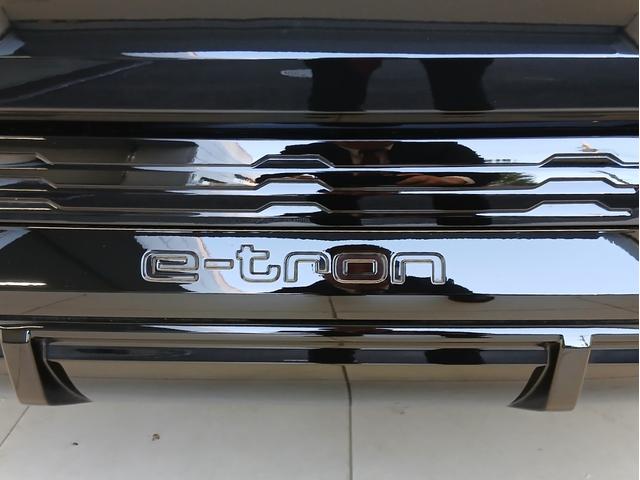 Ｑ８スポーツバック ｅ－トロン ５５ｅ－トロンクワトロ　Ｓライン　デジタルマトリクスＬＥＤヘッドライト　サイレンスパッケージバーチャルエクステリアミラー　インテリアパッケージ　アルミホイール　Ａｕｄｉ　ｒｉｎｇｓ　＆　ブラックスタイリングパッケージ（28枚目）