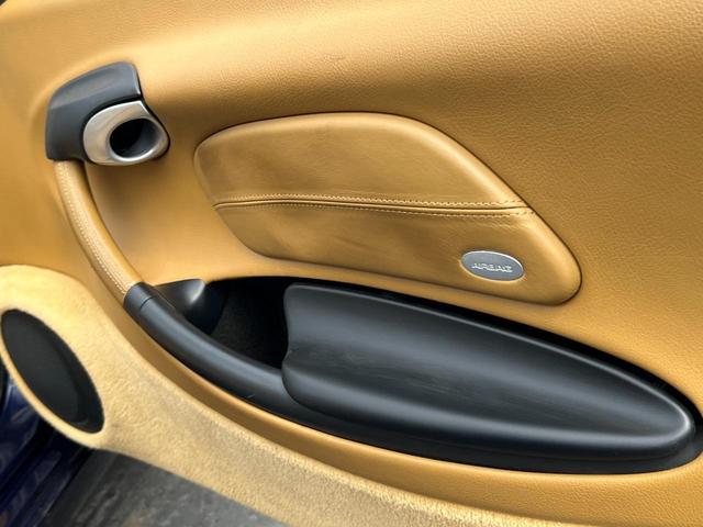 ポルシェ ボクスター ボクスター 正規ディーラー車 後期 右ハンドル仕様 オプションカラー ラピスブルーメタリック ベージュインテリア 218.0万円 平成15年(2003年) 神奈川県 中古車 ハンドル内 内側 ドアハンドル ポロ2002-2010