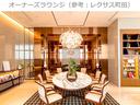 【オーナーズラウンジ】レクサスオーナーの限定特典の一つ、豪華なレクサスオーナーズラウンジ。ホテルのロビーのような落ち着きとスタイリッシュさ溢れる空間です。
