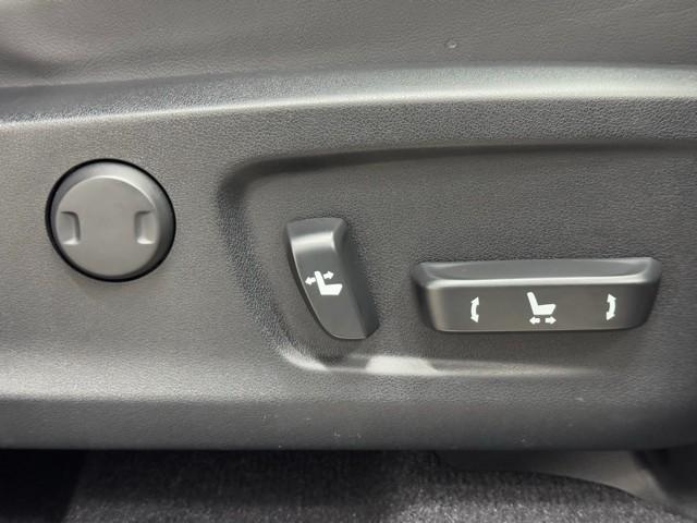 ＲＸ ＲＸ４５０ｈ　Ｆスポーツ　追従クルコン　メモリナビ　地上デジタル　ＥＴＣ車載器　盗難防止システム　アルミ　ミュージックプレイヤー接続可　ＬＥＤ　ＤＶＤ再生　レザー　サンルーフ　キーレス　電動シート　ＡＢＳ　ナビ＆ＴＶ（17枚目）