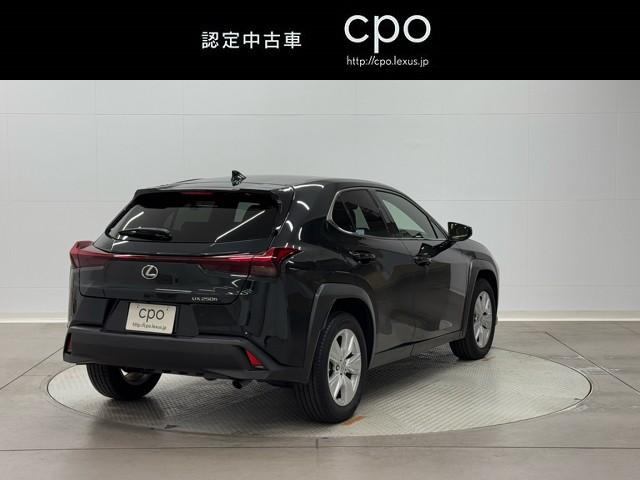 UX UX250h バージョンC バックモニター 地デジ 盗難防止システム LED キーレス ETC AUX スマートキー ナビ&TV 電動シート ESC アルミホイール DVD メモリーナビ ABS 記録簿 エアバッグ(4枚目)