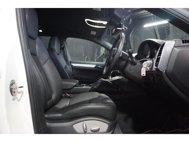 カイエン ベースグレード　黒レザーシート　ＢＯＳＥサウンド　シートヒーター　マッチペイント　ヘッドレストエンボス加工　パワーバックドア　クルーズコントロール　バックカメラ　キセノンヘッドライト　電動シート（5枚目）
