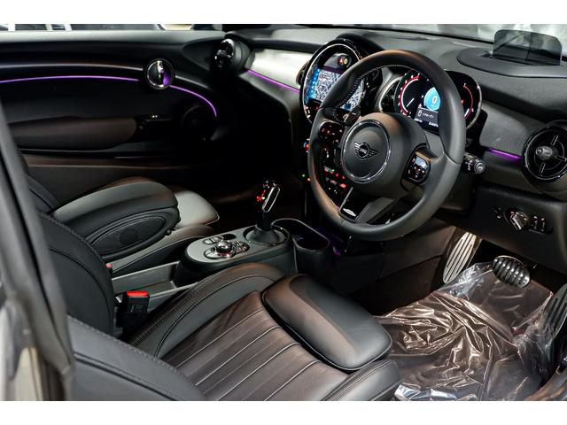 ＭＩＮＩ ジョンクーパーワークス　エッセンシャル・トリム　ジョンクーパーワークス　プレミアムプラスＰＫＧ　新車保証継承　ＪＣＷトリム　ビルシュタイン車高調（純正有り）　ハーマンカードン　革シート　アダプティブクルコン　ＨＵＤ　シートヒーター　ＴＶチューナー（2枚目）