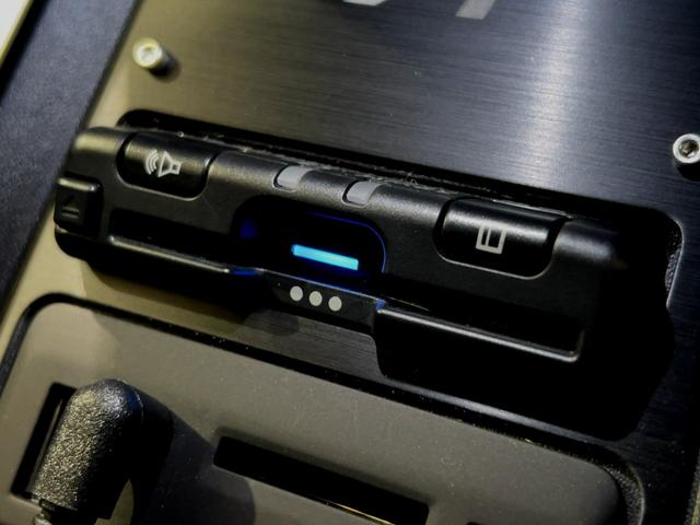 Ａ１１０ 　認定中古車保証　パドルシフト　純正１８インチアルミホイール　オレンジブレーキキャリパー　ＥＴＣ　プッシュスターター　スポーツモード　バックカメラ　純正ディスプレイ　ＦＯＣＡＬサウンド　ハーフレザー（17枚目）