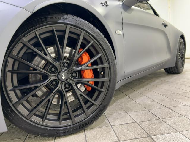 Ａ１１０ 　認定中古車保証　パドルシフト　純正１８インチアルミホイール　オレンジブレーキキャリパー　ＥＴＣ　プッシュスターター　スポーツモード　バックカメラ　純正ディスプレイ　ＦＯＣＡＬサウンド　ハーフレザー（41枚目）