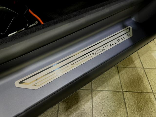 Ａ１１０ 　認定中古車保証　パドルシフト　純正１８インチアルミホイール　オレンジブレーキキャリパー　ＥＴＣ　プッシュスターター　スポーツモード　バックカメラ　純正ディスプレイ　ＦＯＣＡＬサウンド　ハーフレザー（50枚目）