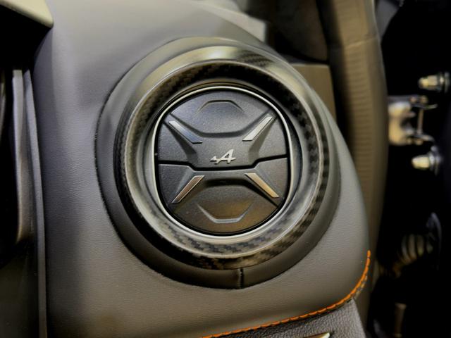 Ａ１１０ 　認定中古車保証　パドルシフト　純正１８インチアルミホイール　オレンジブレーキキャリパー　ＥＴＣ　プッシュスターター　スポーツモード　バックカメラ　純正ディスプレイ　ＦＯＣＡＬサウンド　ハーフレザー（79枚目）