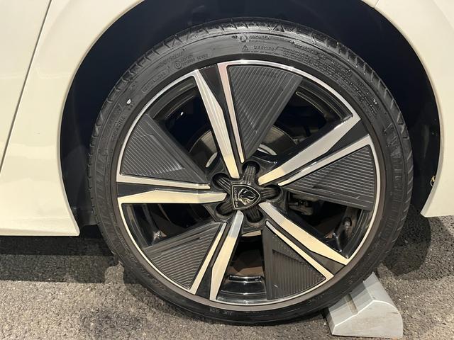 ３０８ ＧＴ　ブルーＨＤｉ　純正ナビ　ドラレコ　ＥＴＣ　新車保証継承　スマートキー　ヒーター付電動シート　　全方向カメラ　ＬＥＤヘッドライト　ＡＣＣ　レーンキープ　ブラインドスポット　純正１８ＡＷ　カープレイ　アンドロイドオート（12枚目）