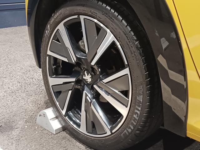 PEUGEOT 208 GT LINE