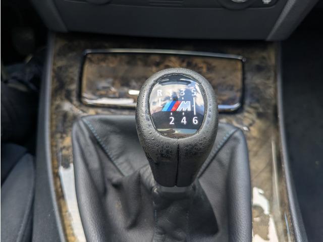 ３シリーズ ３２０ｉ　Ｍスポーツパッケージ　左ハンドル　６ＭＴ　サンルーフ　キーレス　ナビ　ＥＴＣ　バックカメラ　リヤスポイラー　１８インチ純正アルミホイール　記録簿（18枚目）