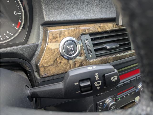 ３シリーズ ３２０ｉ　Ｍスポーツパッケージ　左ハンドル　６ＭＴ　サンルーフ　キーレス　ナビ　ＥＴＣ　バックカメラ　リヤスポイラー　１８インチ純正アルミホイール　記録簿（21枚目）