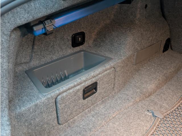 ３シリーズ ３２０ｉ　Ｍスポーツパッケージ　左ハンドル　６ＭＴ　サンルーフ　キーレス　ナビ　ＥＴＣ　バックカメラ　リヤスポイラー　１８インチ純正アルミホイール　記録簿（28枚目）