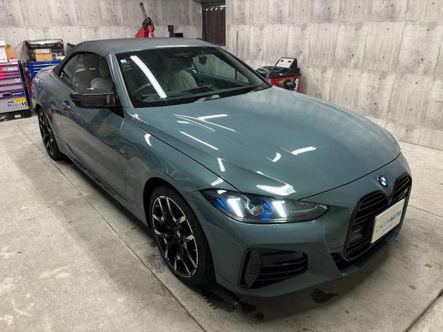 ４シリーズ Ｍ４４０ｉ　ｘＤｒｉｖｅカブリオレ　新車保証　１９インチＡＷ　Ｍカーボンエクステリアパッケージ　アンソラジットシルバーエフェクトソフトトップ　３６０度カメラ　カーブドディスプレイ（4枚目）