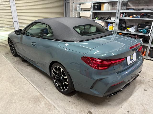 ４シリーズ Ｍ４４０ｉ　ｘＤｒｉｖｅカブリオレ　新車保証　１９インチＡＷ　Ｍカーボンエクステリアパッケージ　アンソラジットシルバーエフェクトソフトトップ　３６０度カメラ　カーブドディスプレイ（7枚目）
