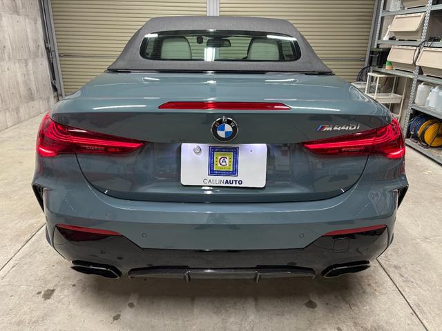 ４シリーズ Ｍ４４０ｉ　ｘＤｒｉｖｅカブリオレ　新車保証　１９インチＡＷ　Ｍカーボンエクステリアパッケージ　アンソラジットシルバーエフェクトソフトトップ　３６０度カメラ　カーブドディスプレイ（8枚目）