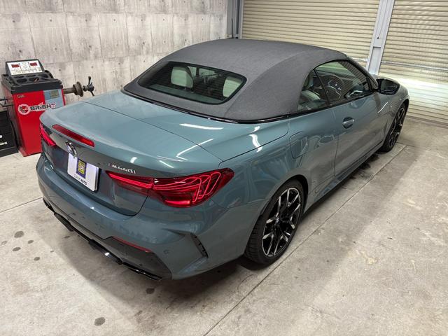 ４シリーズ Ｍ４４０ｉ　ｘＤｒｉｖｅカブリオレ　新車保証　１９インチＡＷ　Ｍカーボンエクステリアパッケージ　アンソラジットシルバーエフェクトソフトトップ　３６０度カメラ　カーブドディスプレイ（9枚目）