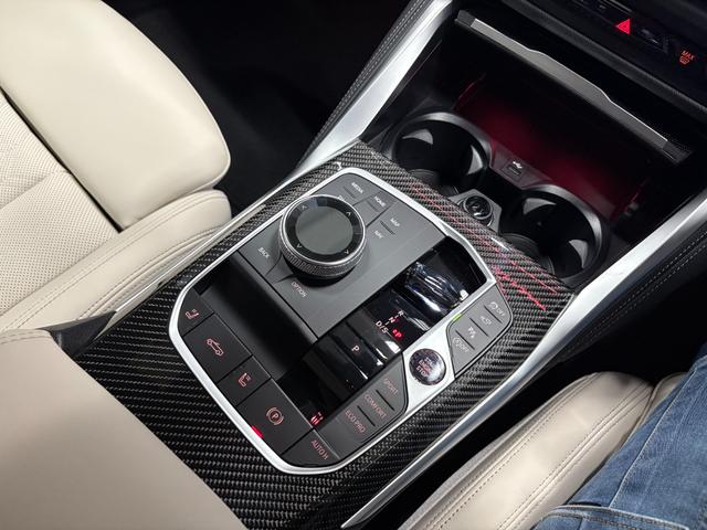 ４シリーズ Ｍ４４０ｉ　ｘＤｒｉｖｅカブリオレ　新車保証　１９インチＡＷ　Ｍカーボンエクステリアパッケージ　アンソラジットシルバーエフェクトソフトトップ　３６０度カメラ　カーブドディスプレイ（24枚目）