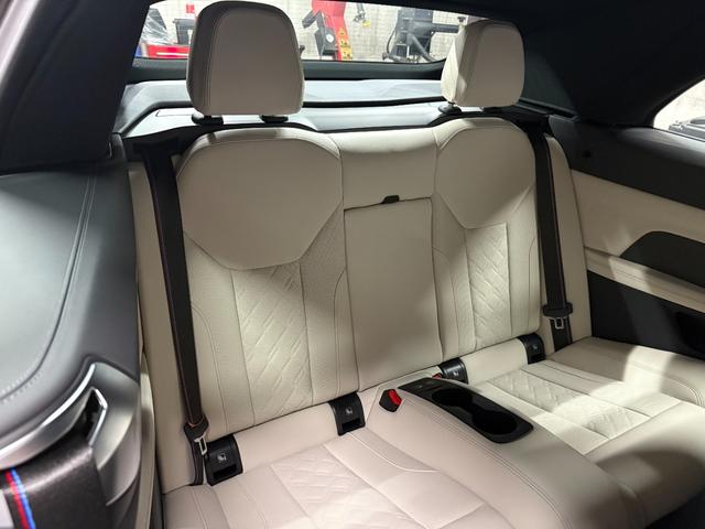 ４シリーズ Ｍ４４０ｉ　ｘＤｒｉｖｅカブリオレ　新車保証　１９インチＡＷ　Ｍカーボンエクステリアパッケージ　アンソラジットシルバーエフェクトソフトトップ　３６０度カメラ　カーブドディスプレイ（25枚目）