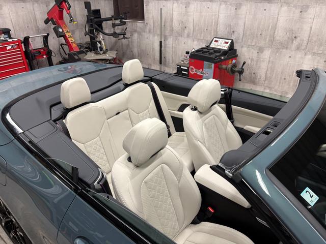 ４シリーズ Ｍ４４０ｉ　ｘＤｒｉｖｅカブリオレ　新車保証　１９インチＡＷ　Ｍカーボンエクステリアパッケージ　アンソラジットシルバーエフェクトソフトトップ　３６０度カメラ　カーブドディスプレイ（26枚目）