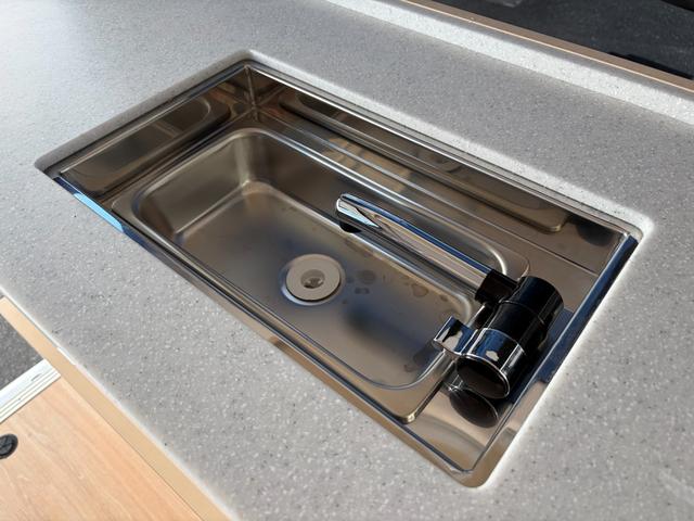 ハイエースバン ＳロングＤＸ　ＧＬパッケージ　キャンピング　１年保証　キャンピング仕様　ソーラーパネル　ＢＯＸＥＲ　外部充電インバーター　ワイドＴＶ　パワースライド　セーフティセンス（29枚目）