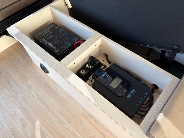 ハイエースバン ＳロングＤＸ　ＧＬパッケージ　キャンピング　１年保証　キャンピング仕様　ソーラーパネル　ＢＯＸＥＲ　外部充電インバーター　ワイドＴＶ　パワースライド　セーフティセンス（34枚目）