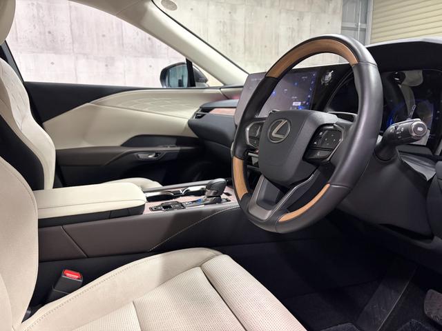 ＲＸ ＲＸ３５０　バージョンＬ　新車保証　パノラマサンルーフ　ＨＵＤ　白革　パノラミックビューモニター　デジタルミラー　パワーバックドア（14枚目）