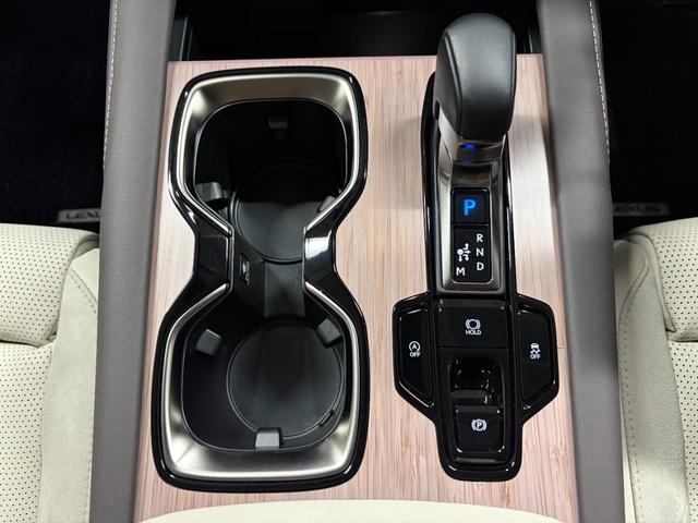 ＲＸ ＲＸ３５０　バージョンＬ　新車保証　パノラマサンルーフ　ＨＵＤ　白革　パノラミックビューモニター　デジタルミラー　パワーバックドア（24枚目）