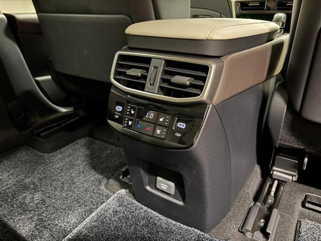 ＲＸ ＲＸ３５０　バージョンＬ　新車保証　パノラマサンルーフ　ＨＵＤ　白革　パノラミックビューモニター　デジタルミラー　パワーバックドア（27枚目）
