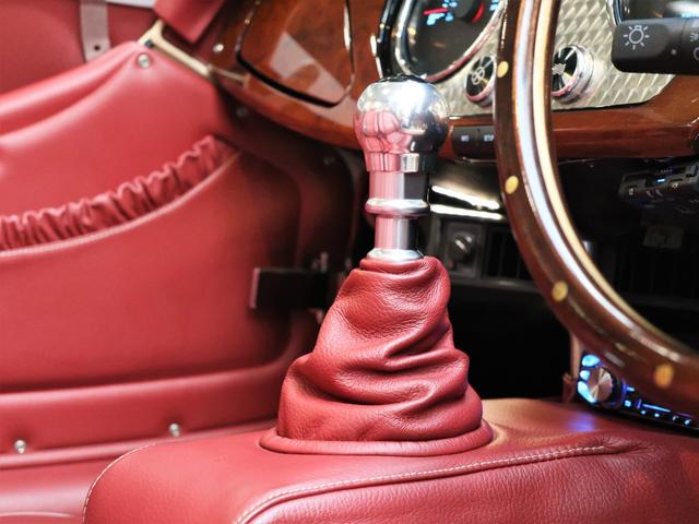 モーガンその他 １１０周年記念モデル・ワイヤーホイール・モトリタステアリング　・１オーナー・エアコン装着・ウォルナットダッシュボード・アルミフェイシアパネル・シルバーメッシュグリル・オーバーライダー・伸縮ドアポケット・１１０ｔｈ刺繍・赤革・赤幌・オーディオ・ドライブレコーダー付（46枚目）