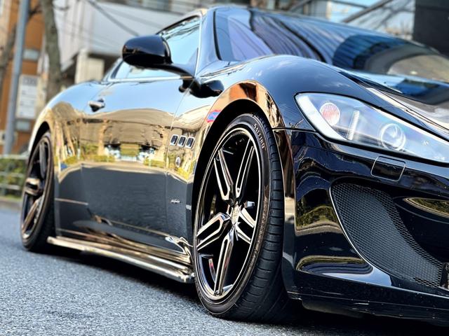 グラントゥーリズモ Ｓ・ＭＣストラダ－レ仕様・ＶＯＳＳＥＮ２０インチ・ＢＣ車高調　・インナーブラックヘッドライト・社外可変マフラー・ＭＡＸＴＯＮ　ｄｅｓｉｇｎサイドスカート・トランクスポイラー・赤キャリパー・ナビ・ＴＶ・ＤＶＤ再生・Ｂカメラ・茶革・左Ｈ・整備記録簿・内装ベタ除去済（46枚目）