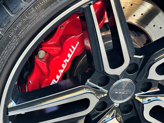 グラントゥーリズモ Ｓ・ＭＣストラダ－レ仕様・ＶＯＳＳＥＮ２０インチ・ＢＣ車高調　・インナーブラックヘッドライト・社外可変マフラー・ＭＡＸＴＯＮ　ｄｅｓｉｇｎサイドスカート・トランクスポイラー・赤キャリパー・ナビ・ＴＶ・ＤＶＤ再生・Ｂカメラ・茶革・左Ｈ・整備記録簿・内装ベタ除去済（52枚目）