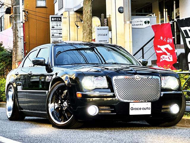 クライスラー・３００Ｃ ５．７ＨＥＭＩ・新車並行・実走行車・ＡＳＡＮＴＩ２２ｉｎｃ・　ＴＥＩＮ車高調・ＳＵＲＵＴマーカー・社外トランクスポイラー・社外ブレーキ・社外グリル・黒革内装・サンルーフ・ウインドウモールカスタムペイント・社外クロームパーツ・４灯ＨＩＤ・社外ナビ・シートヒーター（9枚目）